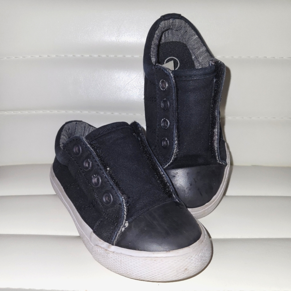 Kid's Shoes: Size 7, Cat and Jack